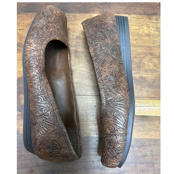 Yuu Impress Women's Brown Embossed Floral Faux Leather Slip-On Shoes Size 7 1/2 - Picture 4 of 7